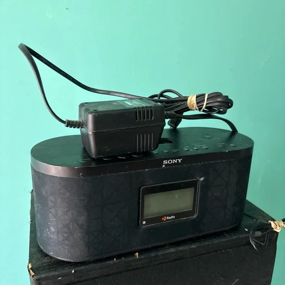 Nice!! Works!! Vtg SONY #XDR-S10HDiP AM/FM HD RADIO with IPOD DOCK (NO REMOTE!!)